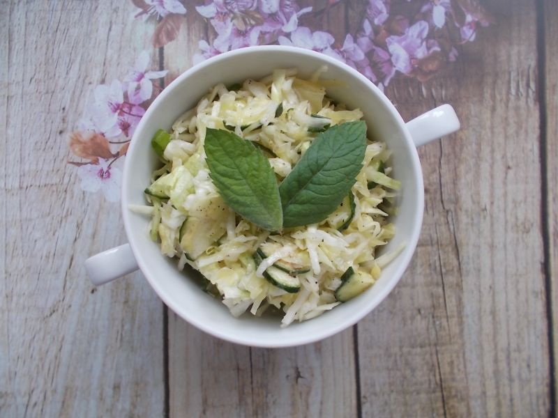 Zielona surówka z młodej kapusty