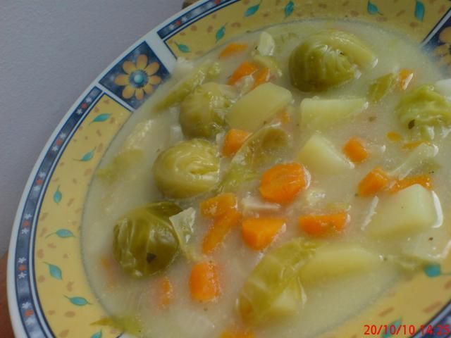 Zielona zupa jarzynowa