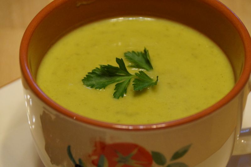 Zielona zupa-krem z groszku i sałaty 