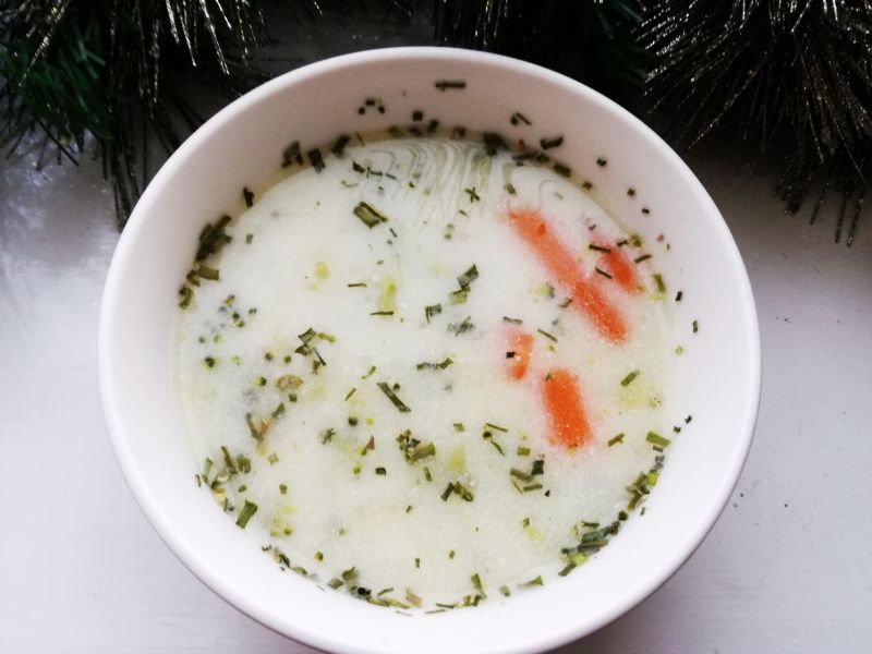 Zielona zupa z groszkiem, brokułem i fasolką