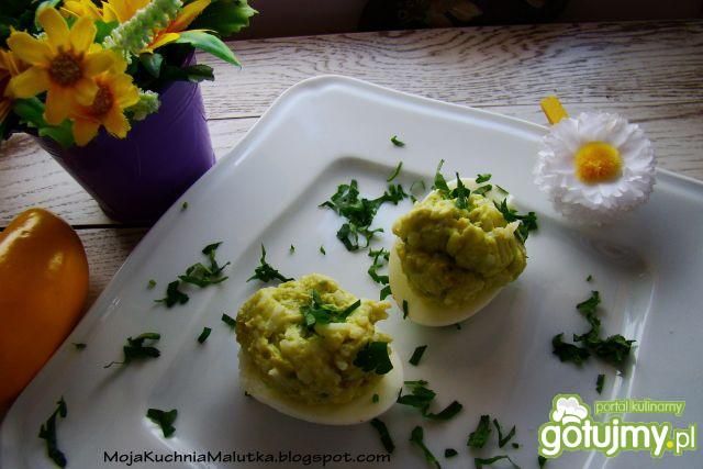 Zielone awokadowe jajeczka