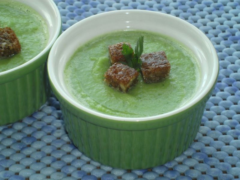 Zielone gazpacho z grzankami razowymi Zielone gazpacho z grzankami razowymi