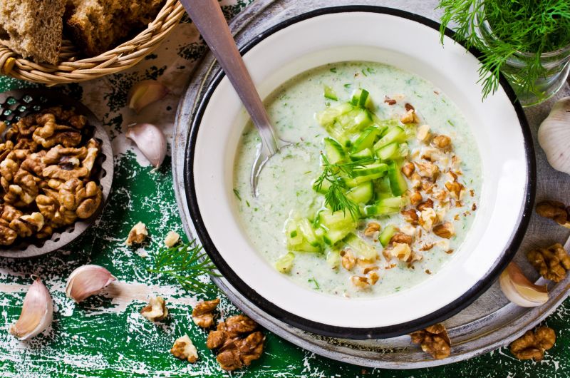 Zielone gazpacho ze świeżych ogórków i awokado z