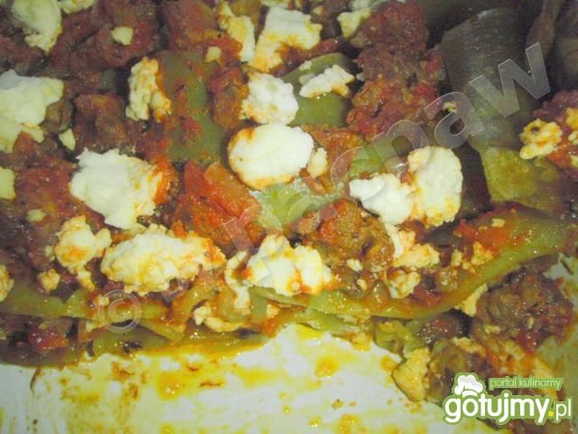 Zielone lasagne z sosem mięsnym i fetą 
