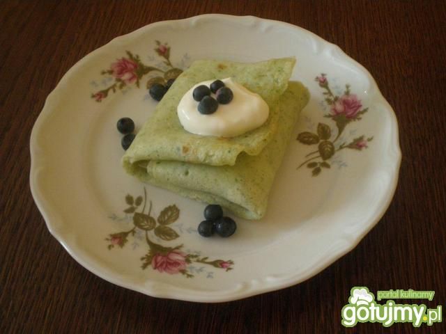 Zielone naleśniki z bitą śmietaną Zielone naleśniki z bitą śmietaną