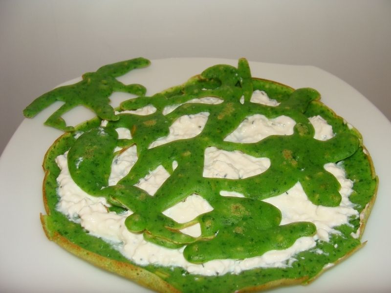 Zielone naleśniki z serkiem i ażurkiem Zielone naleśniki z serkiem i ażurkiem