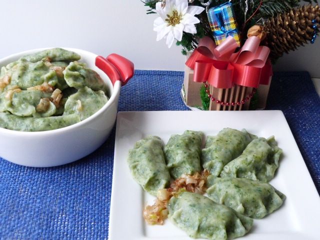 Zielone pierożki z serem i cebulą Zielone pierożki z serem i cebulą