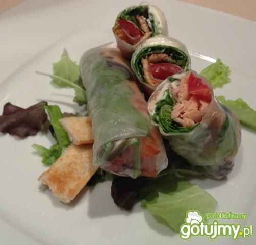 Zielone ruloniki z łososia.
