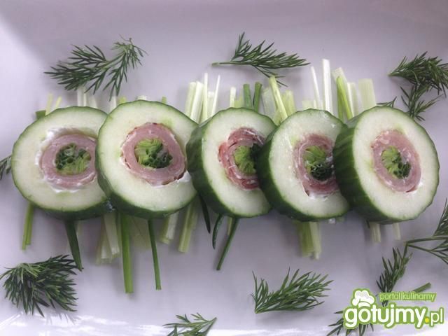 Zielone ruloniki z szynką. Zielone ruloniki z szynką.