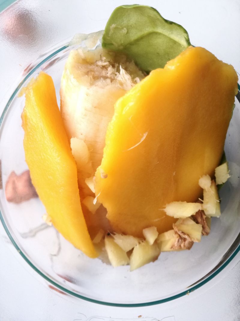 Zielone smoothie z mango i selerem