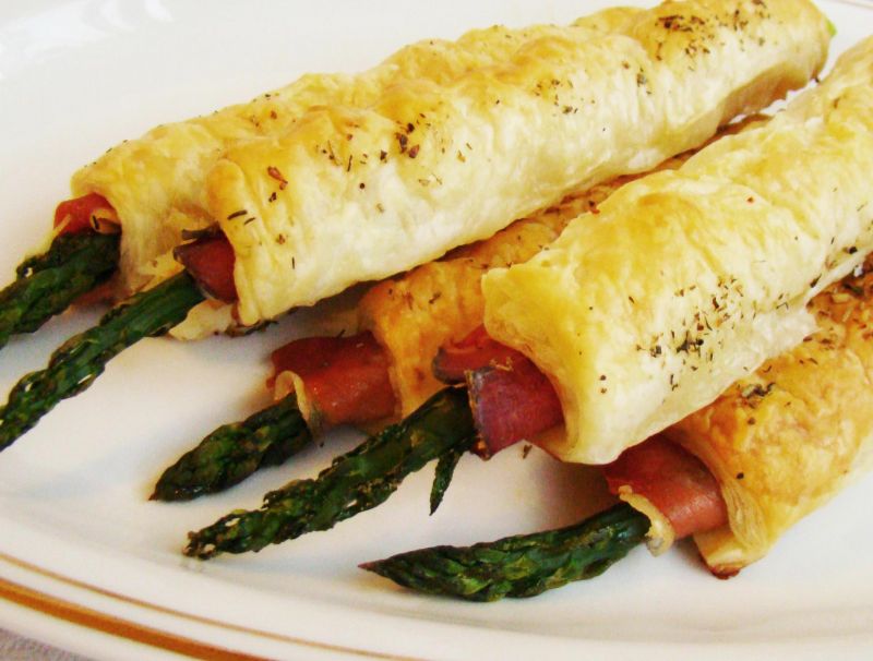 Zielone szparagi w cieście francuskim z szynką Zielone szparagi w cieście francuskim z szynką