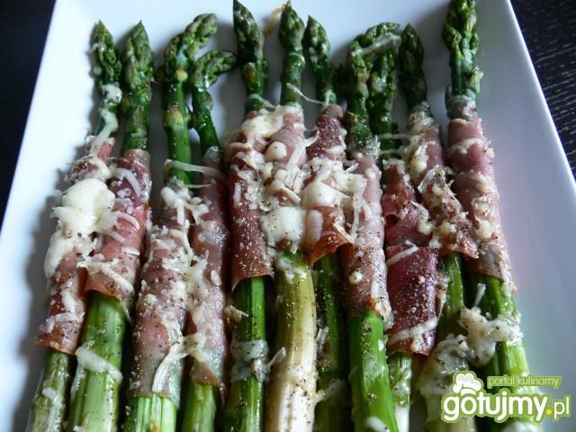 Zielone szparagi z crudo  Zielone szparagi z crudo