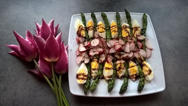 Zielone szparagi z jajkiem i rzodkiewką