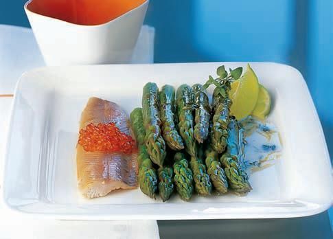 Zielone szparagi z masłem limonkowym