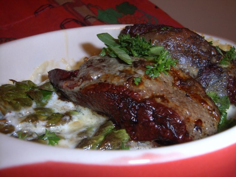 Zielone szparagi z wątróbką pod śmietaną