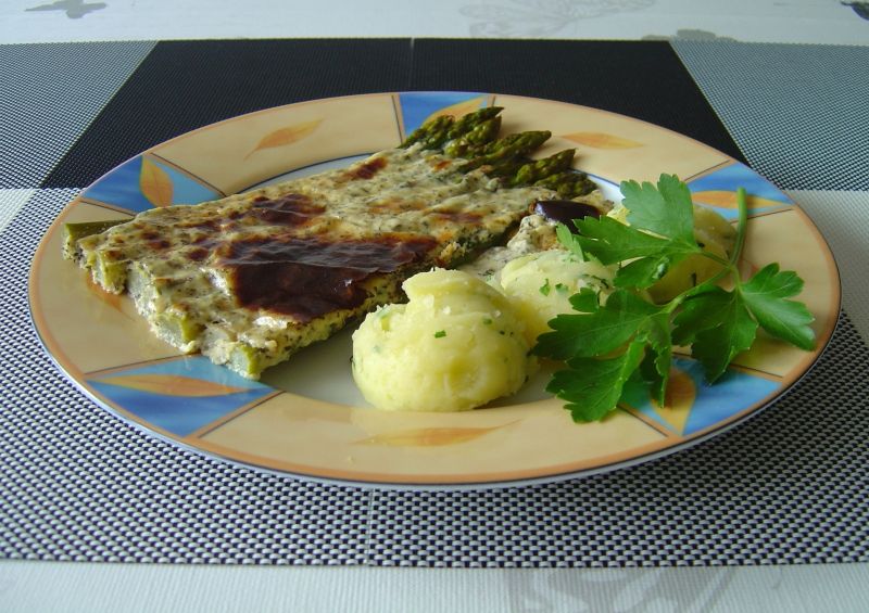 Zielone szparagi zapiekane w parmezanowym kremie Zielone szparagi zapiekane w parmezanowym kremie
