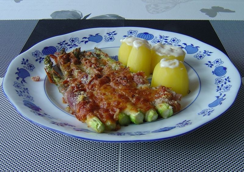 Zielone szparagi zapiekane w szynce i serze