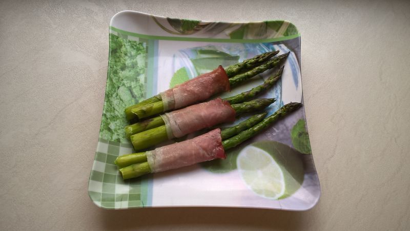 Zielone szparagi zapiekane z szynką parmeńską Zielone szparagi zapiekane z szynką parmeńską