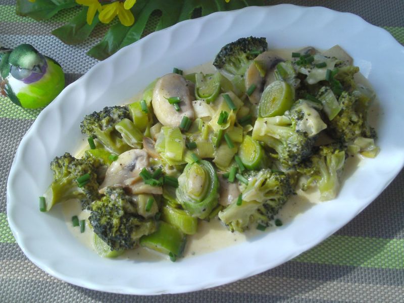 Zielone warzywa w sosie serowo- śmietanowym Zielone warzywa w sosie serowo- śmietanowym