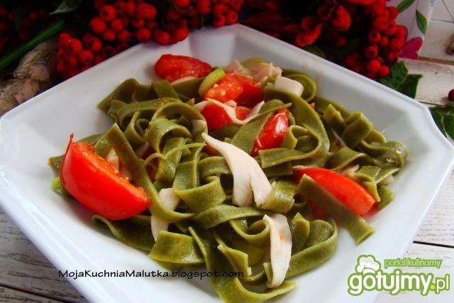 Zielone wstążki z pomidorem 