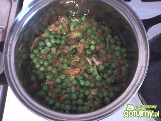 Zielonogroszkowa zupa-krem z grzankami