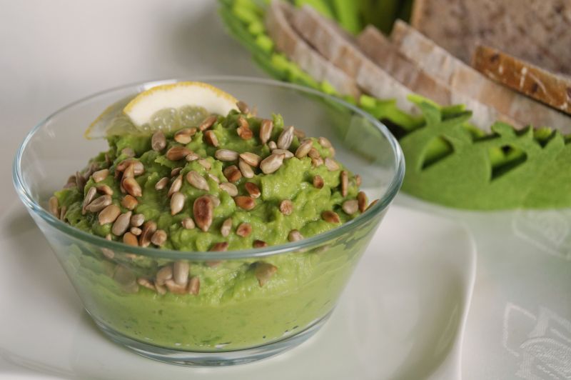 Zielony hummus - pasta z młodego groszku Zielony hummus - pasta z młodego groszku