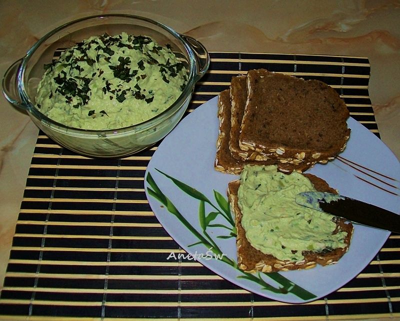 Zielony hummus z bobu Zielony hummus z bobu