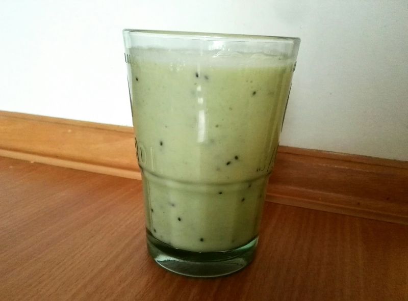 Zielony koktajl kiwi-gruszka-banan