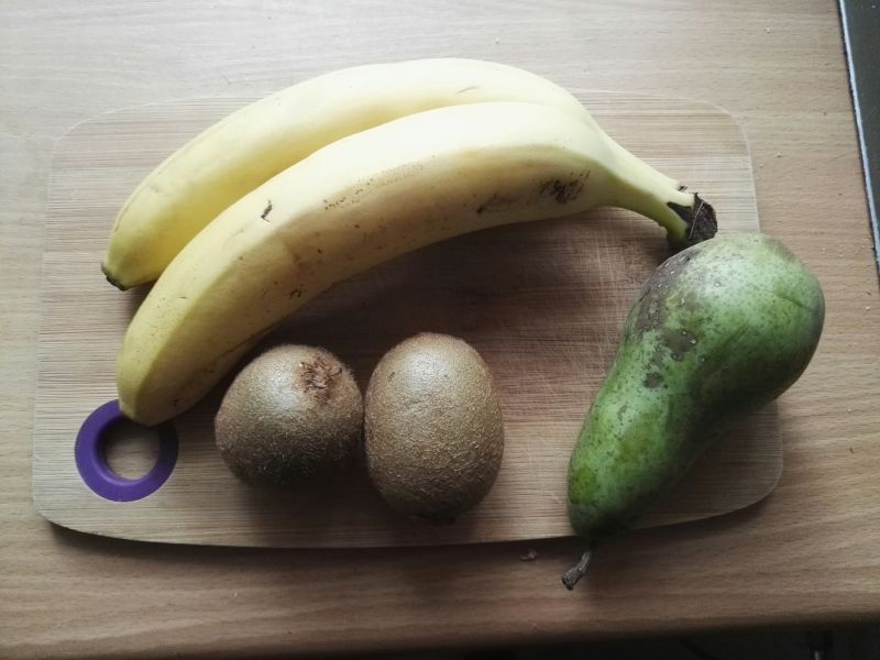 Zielony koktajl kiwi-gruszka-banan