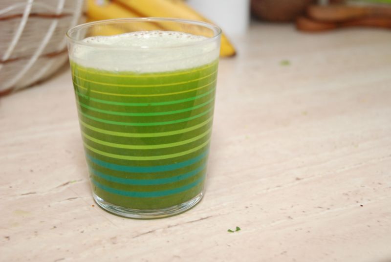 Zielony koktajl oczyszczający z selerem i brokułem Zielony koktajl oczyszczający z selerem i brokułem