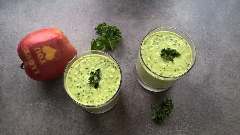 Zielony koktajl z awokado, jarmużu i kiwi Zielony koktajl z awokado, jarmużu i kiwi