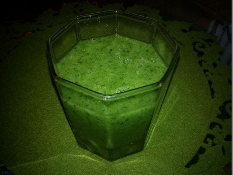 Zielony koktajl z kiwi i szpinaku