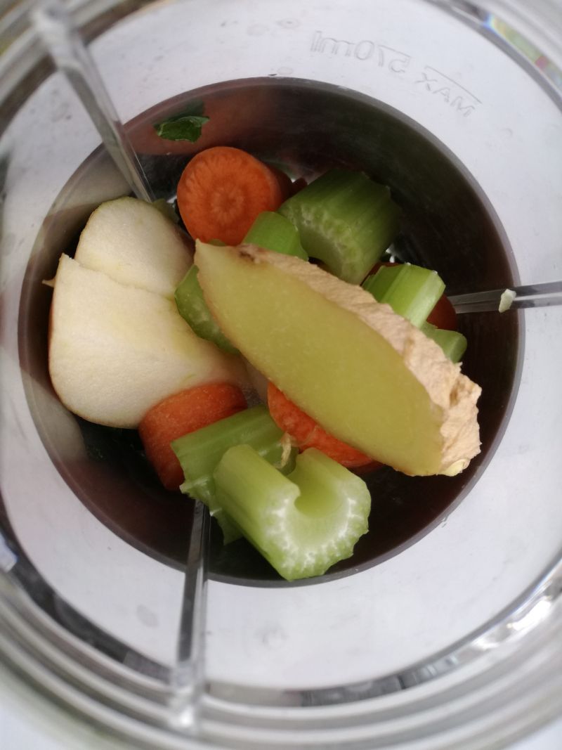 Zielony koktajl z marchewką