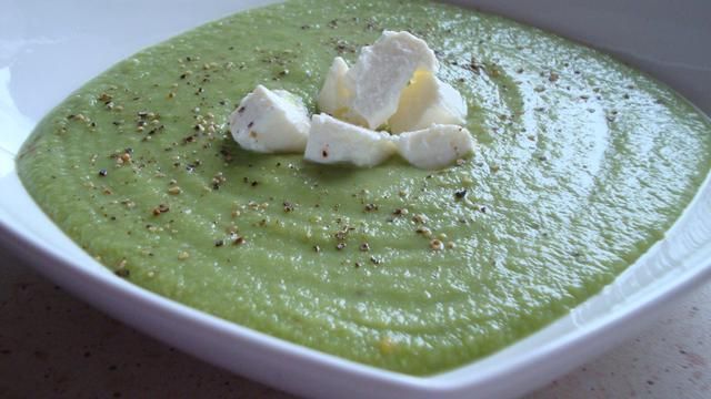 Zielony krem z bobu z dodatkiem fety