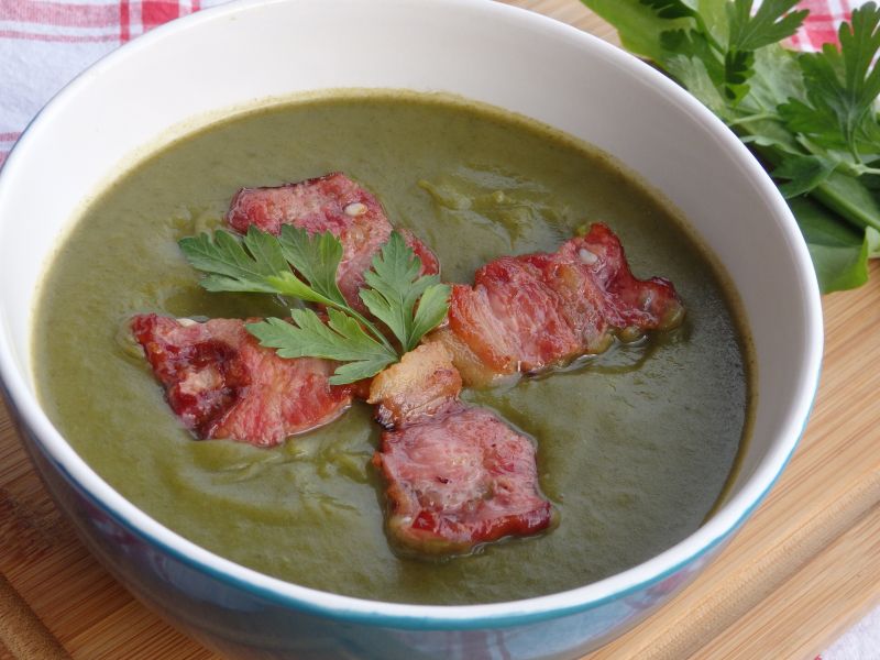 Zielony krem z chrupiącym chipsem z boczku Zielony krem z chrupiącym chipsem z boczku