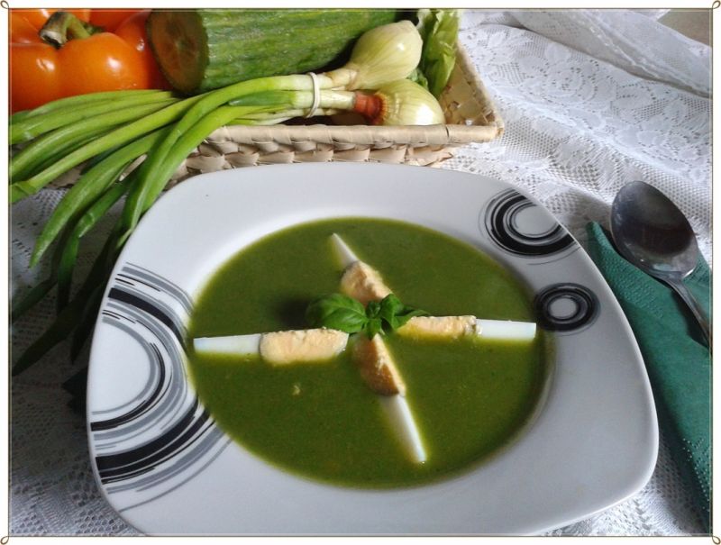 Zielony krem z sałaty, bazylii z jajkiem 