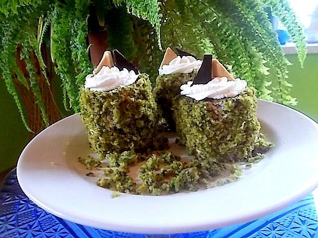 Zielony mech z ganasz i bitą śmietaną