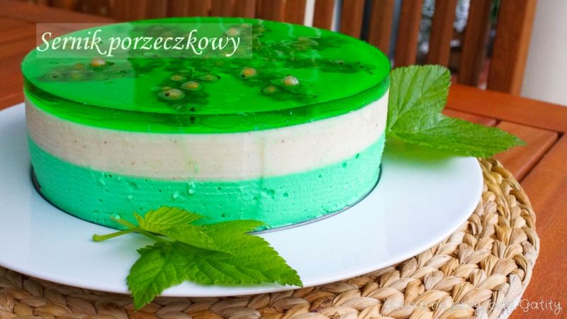 Zielony sernik na zimno z musem z białej porzeczki