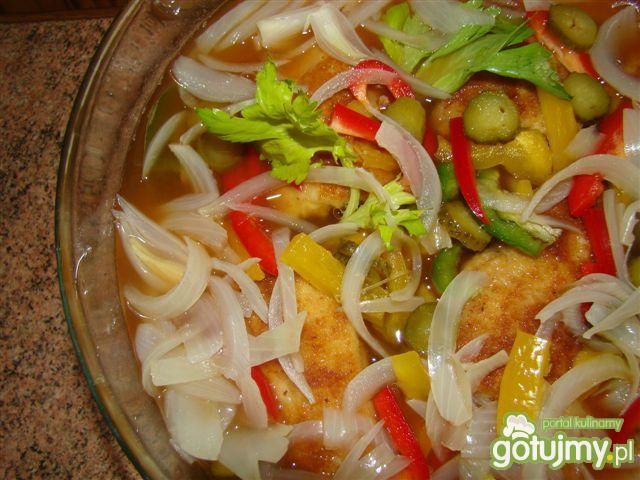 Zielony śledź opiekany w kolorowej zalew Zielony śledź opiekany w kolorowej zalew