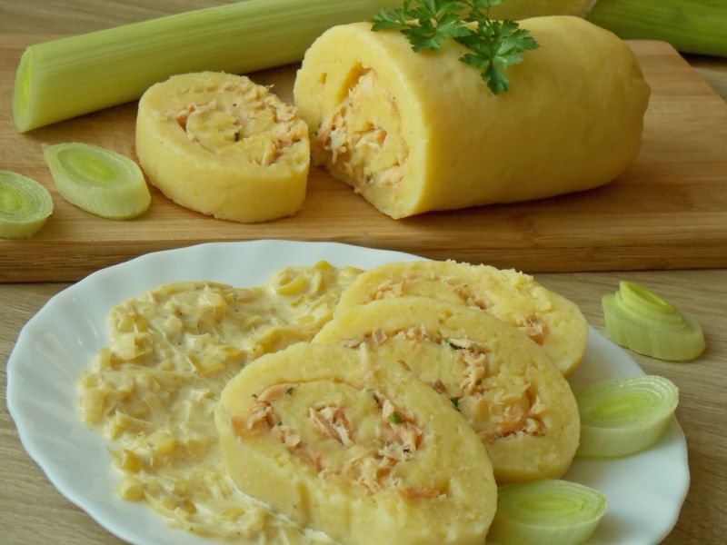 Ziemniaczana rolada z rybą w sosie porowym