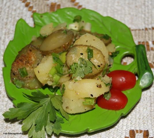 Ziemniaczana sałatka  z bulionem wołowym