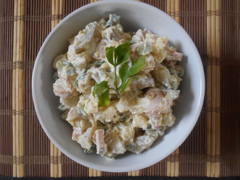 Ziemniaczana sałatka z parówką