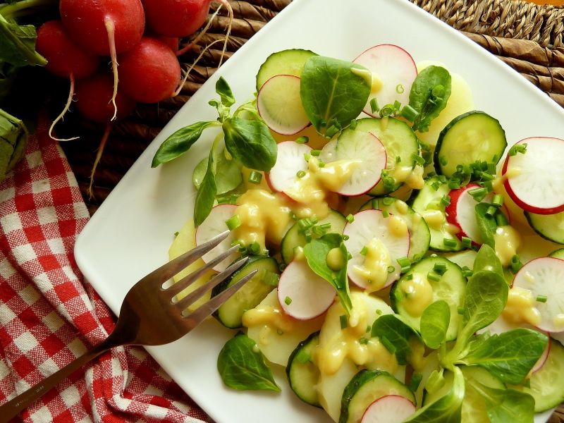 Ziemniaczana sałatka z rzodkiewką i ogórkiem