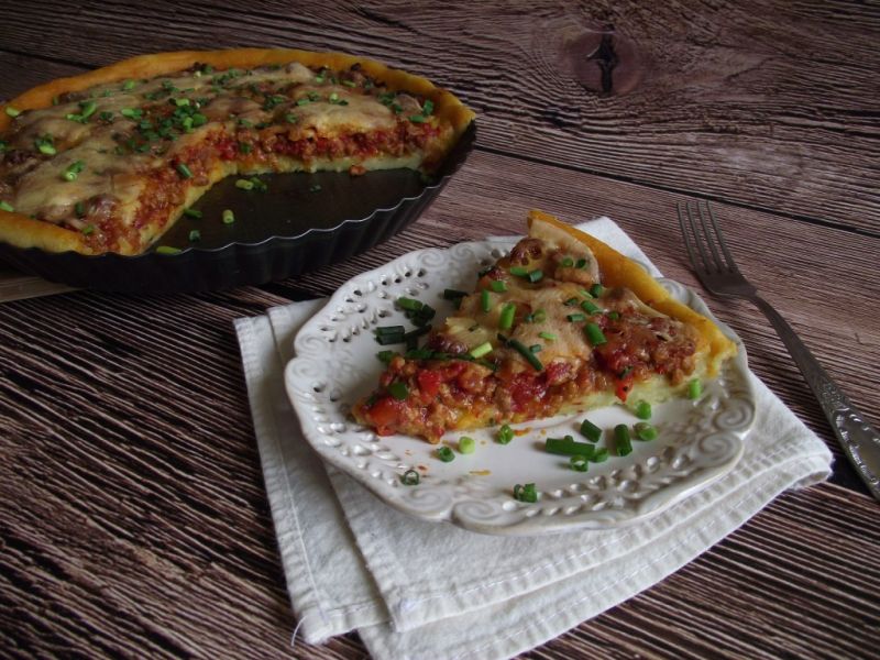 Ziemniaczana tarta z mięsem, papryką i pomidorami Ziemniaczana tarta z mięsem, papryką i pomidorami