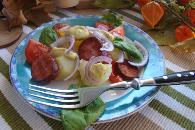 Ziemniaczana z grillowaną kiełbasą i pomidorem