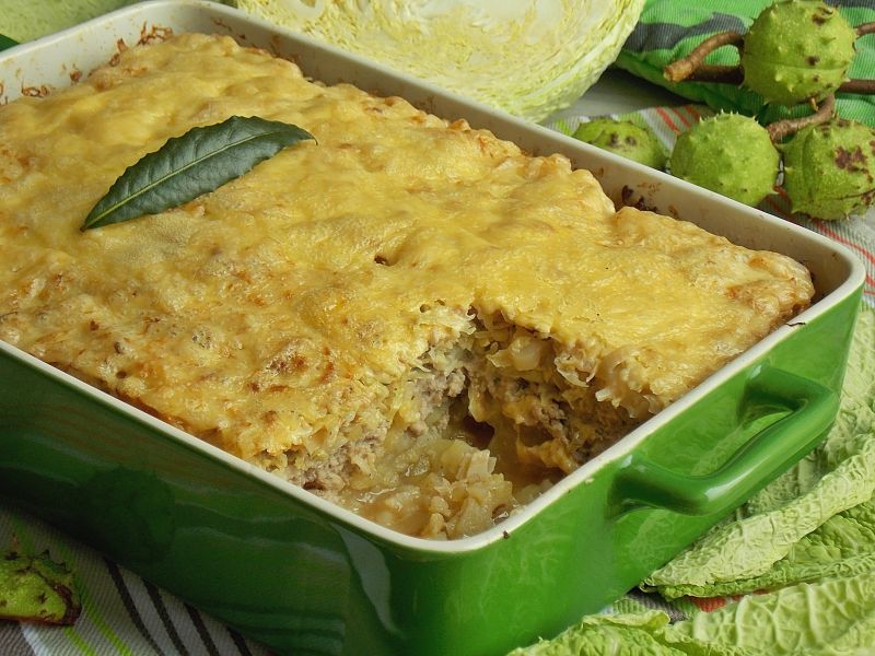 Ziemniaczana zapiekanka z kapustą włoską i mięsem