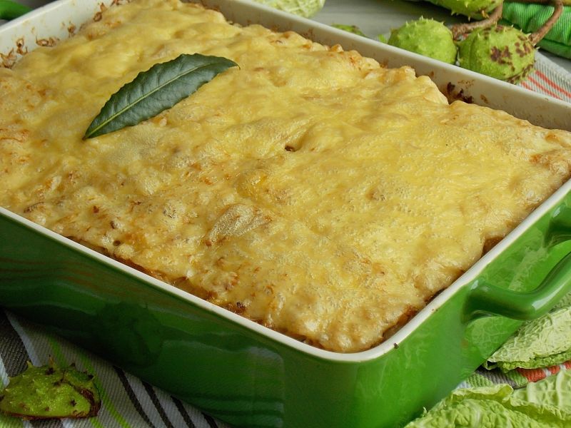 Ziemniaczana zapiekanka z kapustą włoską i mięsem