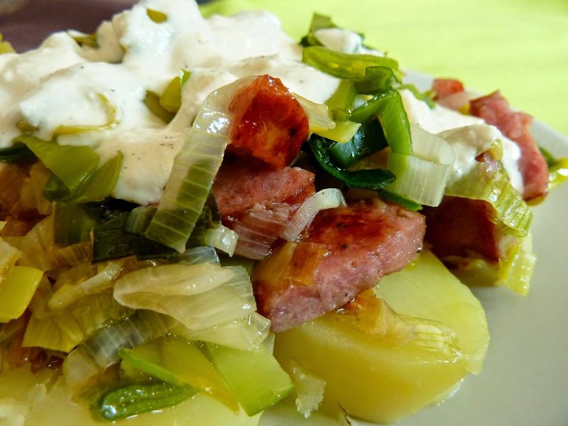 Ziemniaczana zapiekanka z kiełbasą i porem Ziemniaczana zapiekanka z kiełbasą i porem