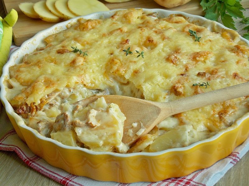 Ziemniaczana zapiekanka z kurkami i serem 