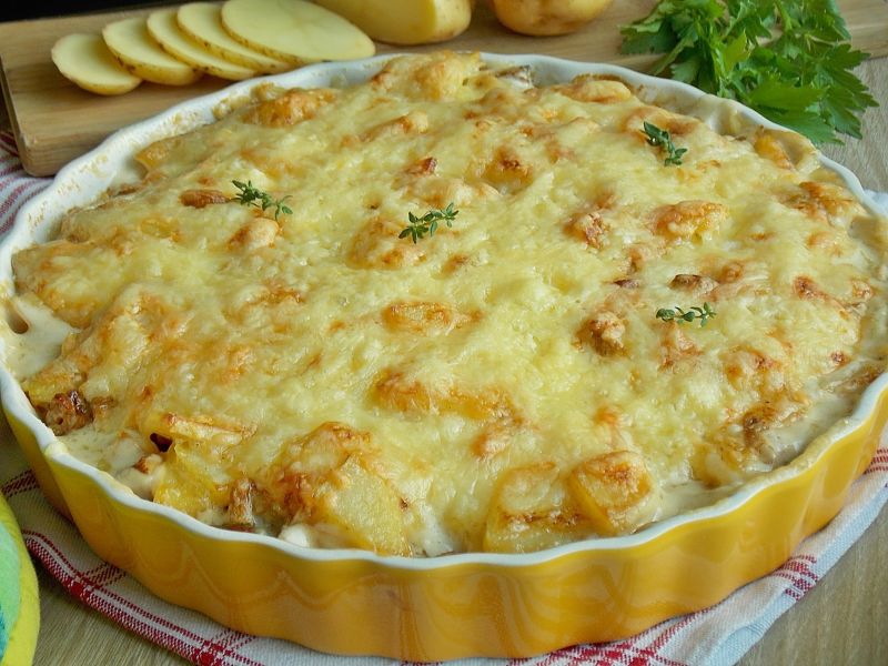 Ziemniaczana zapiekanka z kurkami i serem 